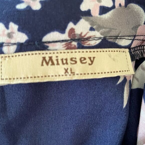 Gorgeous Floral Blouse with Roses! XL - Picture 2 of 5